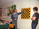 Jan Jügling podczas demonstracji zabawy przy szachownicy
