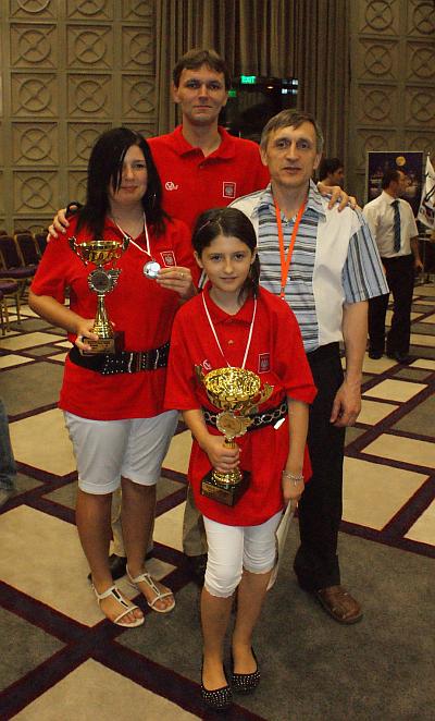 Klaudia Kulon - wicemistrzyni Europy do lat 18 i Oliwia Kiołbasa - mistrzyni Europy do lat 10 z trenerami Piotrem Mickiewiczem i Aleksandrem Kachurem. 