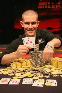 Znany pokerzysta Gus Hansen wygrywa na turnieju