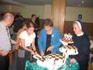 Konsul Generalny RP w Monachium Elżbieta Sobótka podczas krojenia tortu
