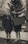 Zdjęcie przedstawia mnie i kuzyna Bogdana (z harmonią) około 1957 roku w okolicach Terespola nad Bugiem, gdzie wspólnie wielokrotnie spędzaliśmy wakacje. W tamtych czasach na polach można było znaleźć jeszcze wiele hełmów niemieckich i radzieckich z okresu II wojny światowej i nawet części broni