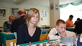 Borys Lebiedowicz przy partii w czasie III Polonijnych Mistrzostw Niemiec. Obok gra Joanna Majdan